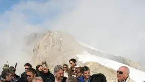 A destra un momento della inaugurazione della terrazza