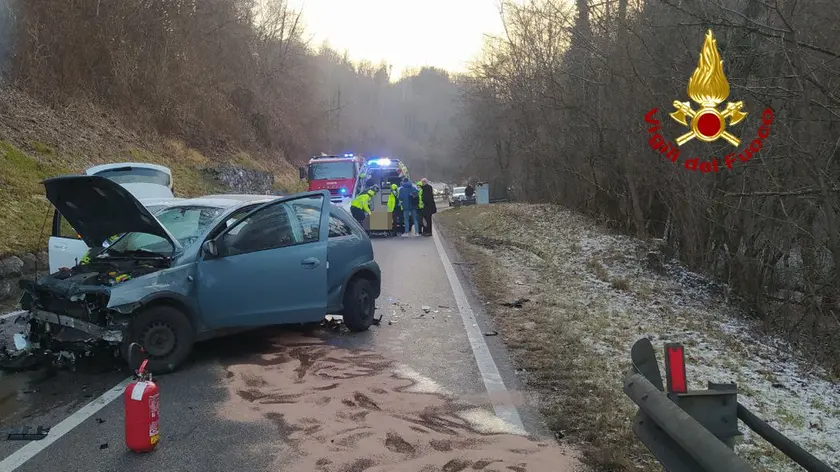Il terribile schianto con i sanitari che portano dei feriti sull'ambulanza