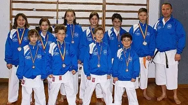 Foto di gruppo per la squadra del Funakoshi Belluno in gara a Bassano