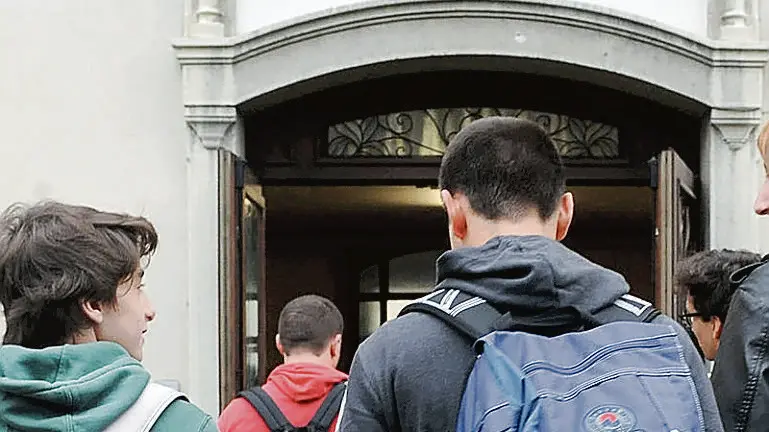 Studenti all'ingresso di scuola: le iscrizioni risentono del calo demografico