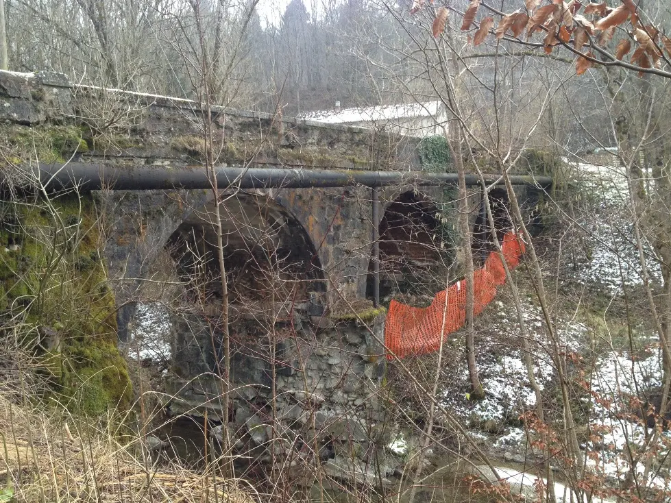 Le tubature che poggiano sul basamento di cemento che si sta sgretolando