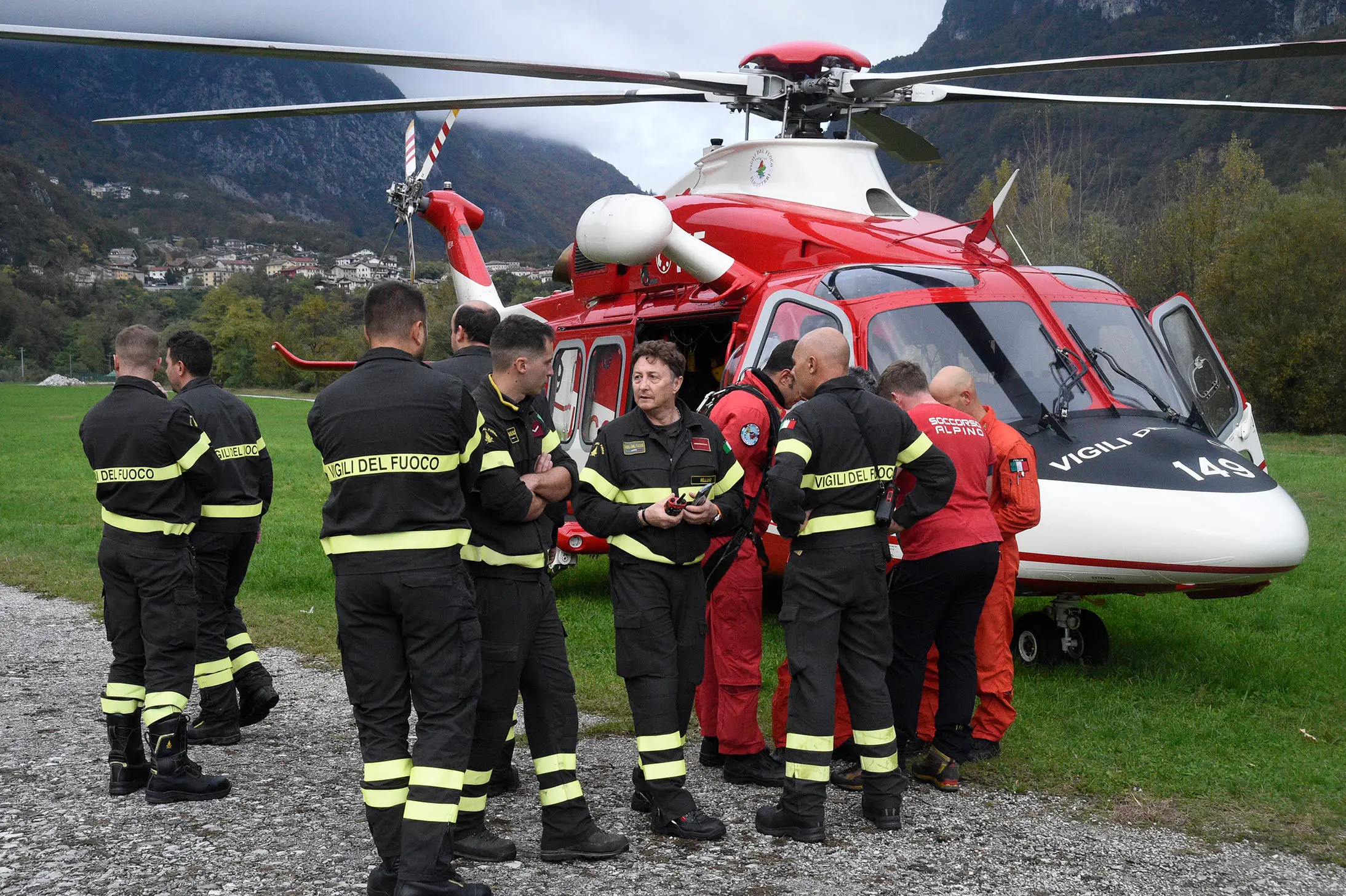 Un momento delle ricerche a Longarone con l'elicottero dei vigili del fuoco