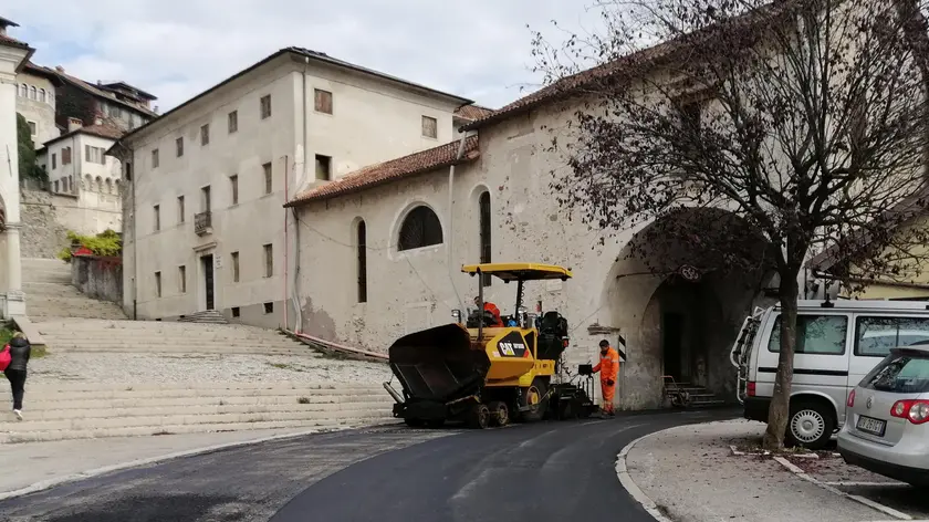 Un intervento di asfaltatura in centro a Feltre
