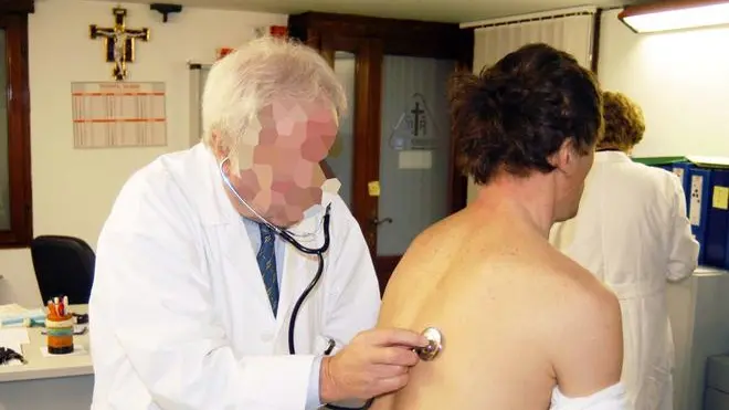 FOTO SIMBOLO DI UN MEDICO CHE VISITA PAZIENTE VISITA DOMICILIARE - DOMICILIARI - A DOMICILIOUn paziente sottoposto a visita medica in un ospedale veneto. In aumento i fattori di rischio delle malattie cardiovascolari