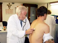 FOTO SIMBOLO DI UN MEDICO CHE VISITA PAZIENTE VISITA DOMICILIARE - DOMICILIARI - A DOMICILIOUn paziente sottoposto a visita medica in un ospedale veneto. In aumento i fattori di rischio delle malattie cardiovascolari