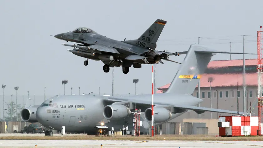 Caccia appena decollato dalla pista della base Usaf di Aviano (Pordenone), in una foto d'archivio 25 marzo 2011. ANSA / STEFANO LANCIA