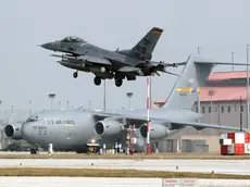 Caccia appena decollato dalla pista della base Usaf di Aviano (Pordenone), in una foto d'archivio 25 marzo 2011. ANSA / STEFANO LANCIA