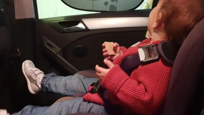 Una bambina seduta in un seggiolino per auto, Roma, 30 settembre 2018. ANSA/