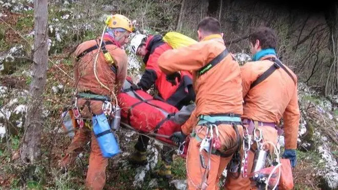 Posagno, 12 aprile 2008. Addestramento del C.N.S.A.S. e del gruppo speleologico campin - A fianco gli uomini del Soccorso alpino in azione durante un intervento in montagna e sulla destra l'elicottero del Suem 118