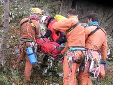 Posagno, 12 aprile 2008. Addestramento del C.N.S.A.S. e del gruppo speleologico campin - A fianco gli uomini del Soccorso alpino in azione durante un intervento in montagna e sulla destra l'elicottero del Suem 118