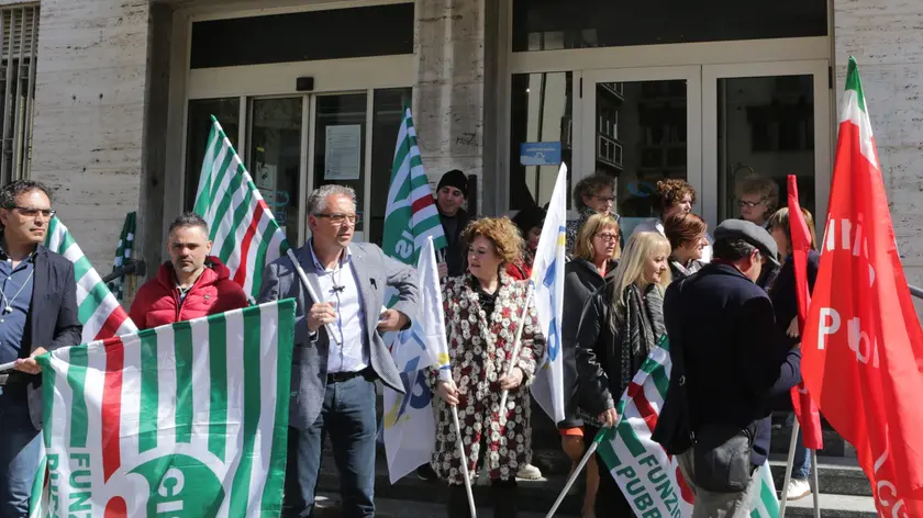 Il sit-in dei lavoratori dell’Inps di Belluno e dei sindacati contro la carenza di personale
