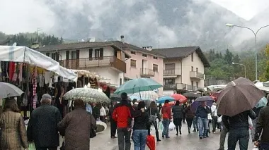 A sinistra la piazza del municipio con pochi visitatori A destra i parcheggi vuoti alle 17.30 e un’altra immagine della piazza