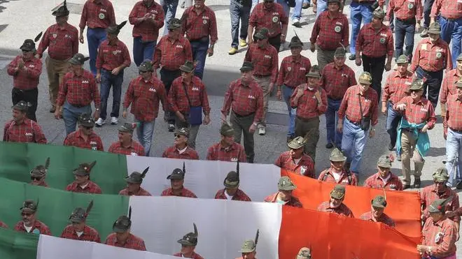 La sfilata con i tricolori all'85/ma adunata degli alpini a Bolzano. Circa 300 mila persone hanno preso parte all'adunata. Bolzano,13 maggio 2012. ..ANSA/DANIELE MOSNA