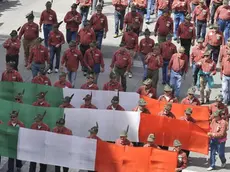 La sfilata con i tricolori all'85/ma adunata degli alpini a Bolzano. Circa 300 mila persone hanno preso parte all'adunata. Bolzano,13 maggio 2012. ..ANSA/DANIELE MOSNA