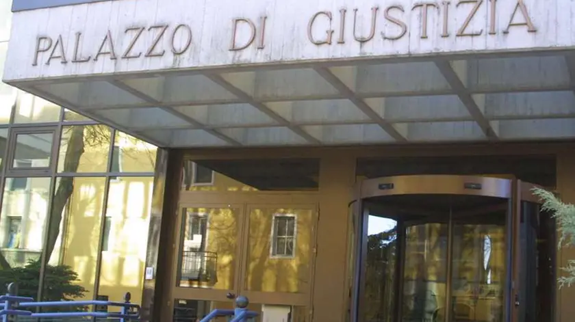 In tribunale a Belluno si e' concluso il primo grado del processo all'ex promotore finanziario trevigiano accusato di truffa ai danni di una quarantina di risparmiatori