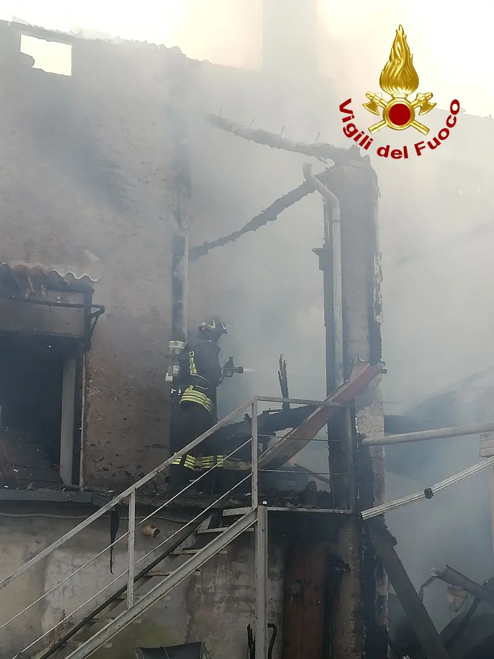 Un momento dell'intervento dei vigili del fuoco a Corte, frazione di Borgo Valbelluna