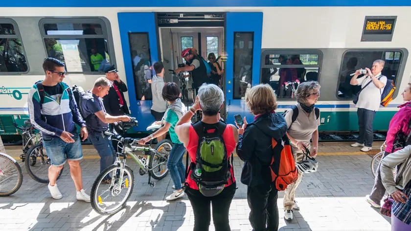 stefano da rin puppel - perona - calalzo di cadore - arrivo del primo treno abilitato al trasporto biciclette