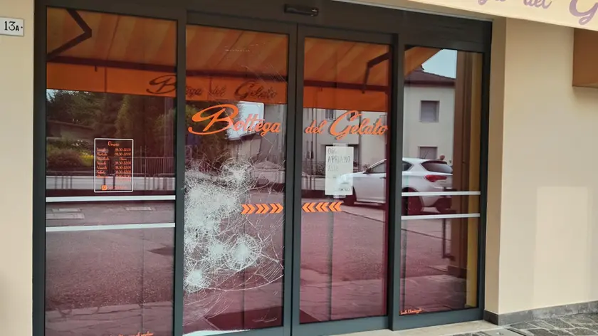 I colpi subiti dalla porta antisfondamento della Bottega del Gelato di Santa Giustina