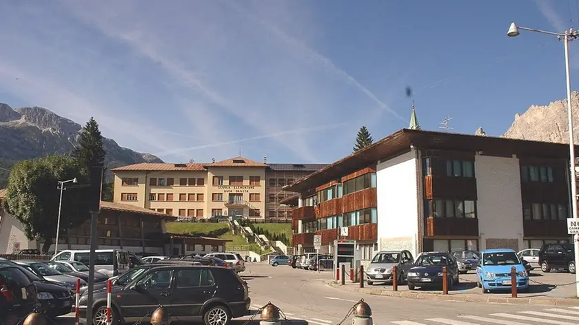 Cortina d'Ampezzo, inverno 2006. Polo Scolastico Valboite. Il campus riunisce in un unico punto della cittadina tutte le scuole della conca d'ampezzo: Istiututo d'arte, liceo scientifico, Istituto alberghiero, media inferiore e scuole elementari.