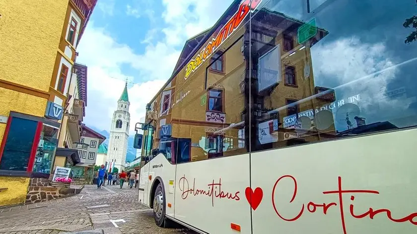 Un mezzo di Dolomitibus in servizio a Cortina