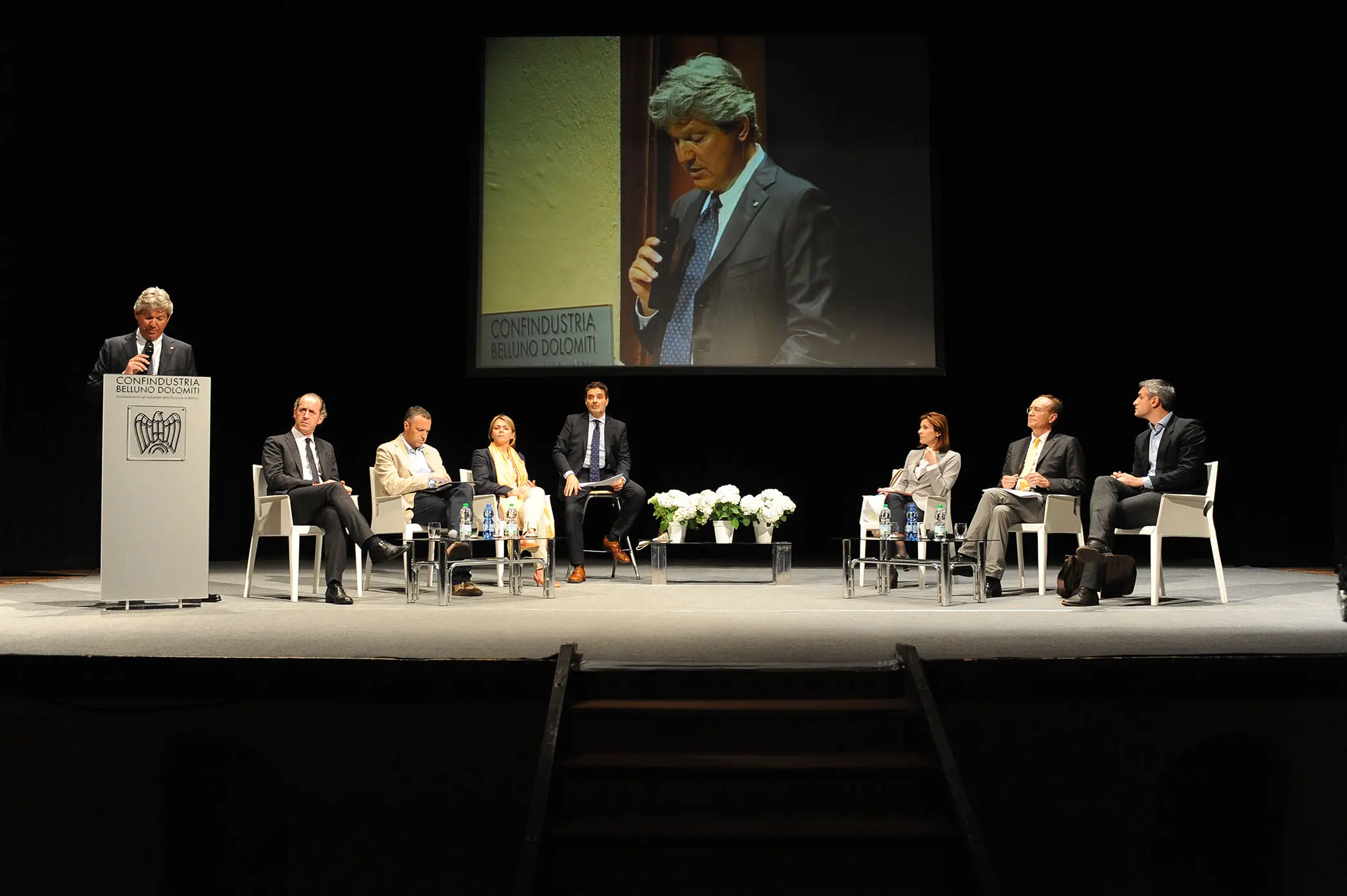 Un momento del confronto pubblico tra i candidati