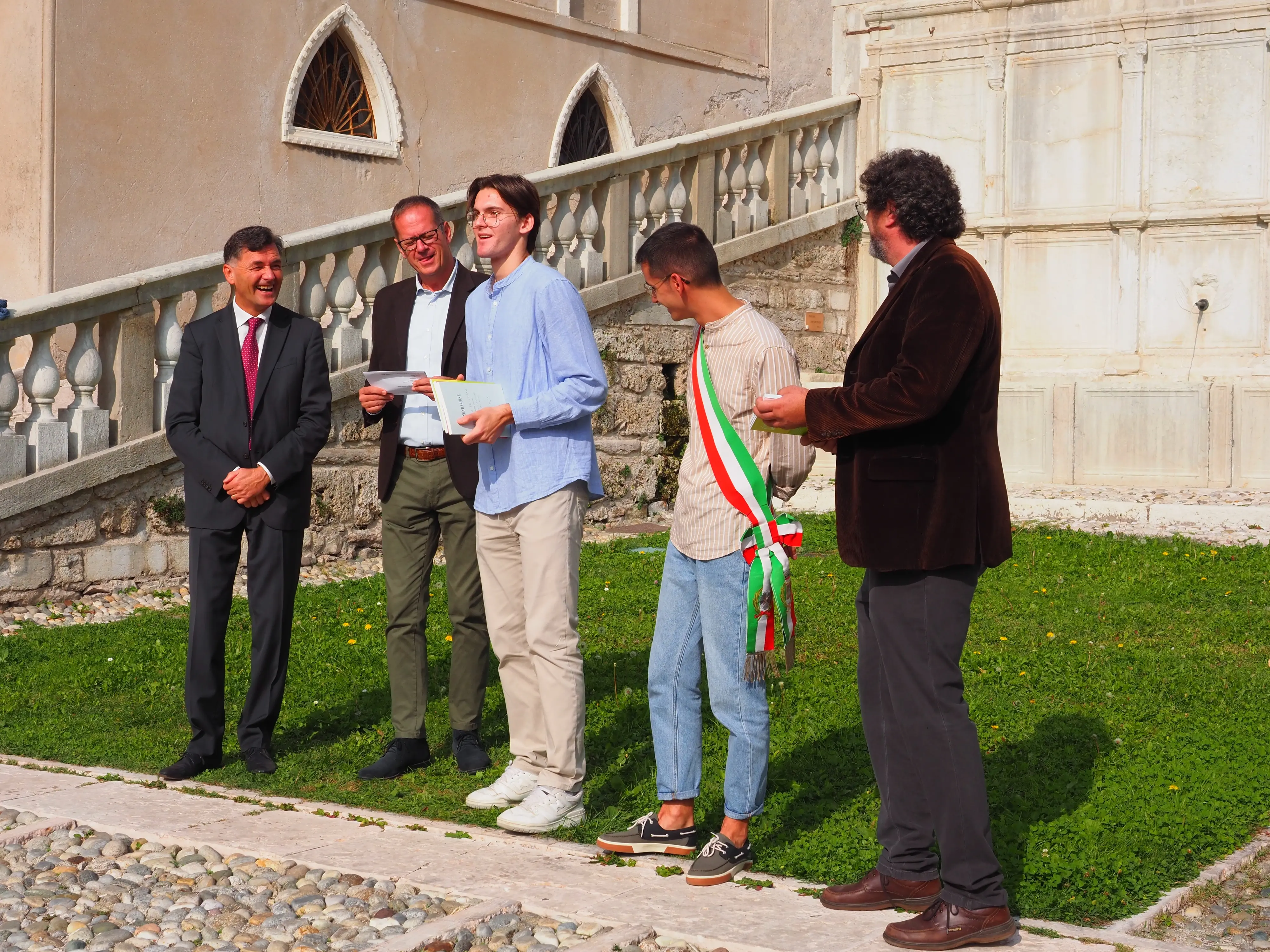 Piazza Maggiore a Feltre ha ospitato la consegna dei riconoscimenti della Famiglia Feltrina agli studenti diplomatisi con il massimo dei voti. La borsa di studio dedicata al medico Michele De Boni è stata conferita a Jessica Mocellin, mamma impegnata negli studi a Scienze infermieristiche