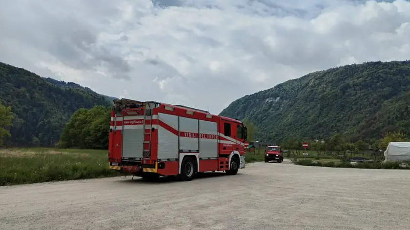 I mezzi dei vigili del fuoco di Feltre nella zona del parco acquatico al Lago del Corlo