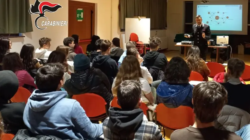 I carabinieri di Cortina a scuola durante uno degli incontri all'istituto omnicomprensivo Valboite