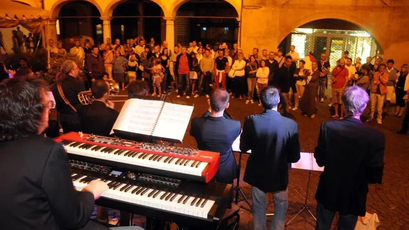 Prima delle tre serate dei GiovedÃ¬ in piazza organizzati dal consorzio centro storico e dal comune di Belluno. Lo spettacolo in piazza delle Erbe - Sotto e a sinistra lo show di cabaret del comico Pucci che ha animato il primo appuntamento con i Giovedi' di sera Tanti gli spettatori che si sono trasferiti al centro diocesano per assistere allo show