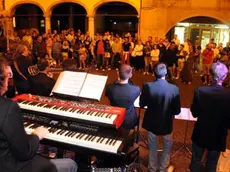 Prima delle tre serate dei GiovedÃ¬ in piazza organizzati dal consorzio centro storico e dal comune di Belluno. Lo spettacolo in piazza delle Erbe - Sotto e a sinistra lo show di cabaret del comico Pucci che ha animato il primo appuntamento con i Giovedi' di sera Tanti gli spettatori che si sono trasferiti al centro diocesano per assistere allo show