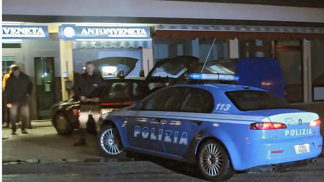 Mel, 15 novembre 2010. Sparatoria all'interno del pub "Casa rossa". Una persona è stata ferita da un rivale con tre colpi di pistola alle gambe - La volante della polizia parcheggiata nei pressi del pub. Le forze dell'ordine sono arrivate in gran numero per ricostruire la vicenda e iniziare la caccia di Calatafimi