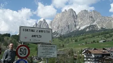 Segnaletica di benvenuto ancora “alla buona” a Cortina