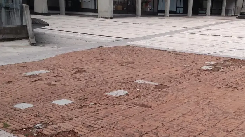 Un tratto di pavimentazione ammalorata in piazza a Longarone