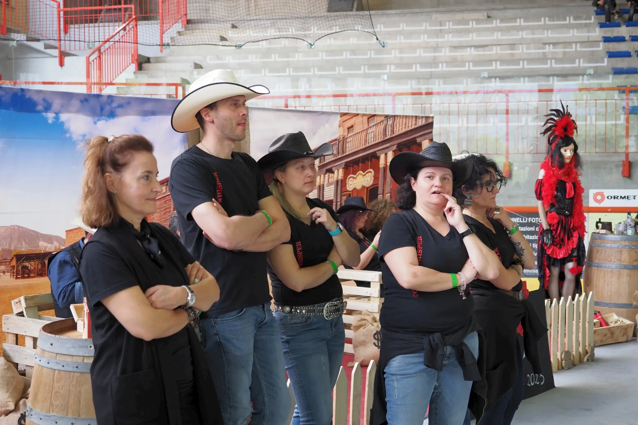 Appassionati di ballo country da tutto il nord Italia si sono radunati al palaghiaccio di Feltre per celebrare il Country day organizzato dall'associazione Redneck. Tra balli di gruppo e musica, il mercatino con i prodotti tipici del Feltrino e del Bellunese, l'esibizione degli sbandieratori che hanno portato un po' della magia del Palio di Feltre in pista, la giornata ha riscosso una notevole partecipazione. Tanto che, annunciano gli organizzatori, diventerà un appuntamento fisso. Ecco una carrellata di volti e di momenti del Country day Feltre (foto: Stefano De Barba)