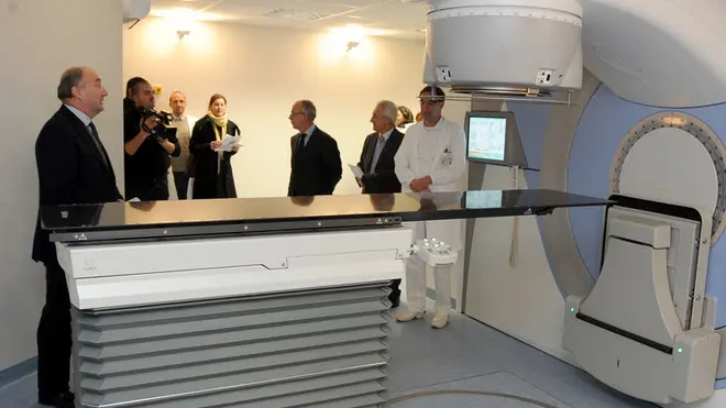 Nuovo acceleratore nell'unita operativa di radioterapia. Il primario Alessandro Testolin