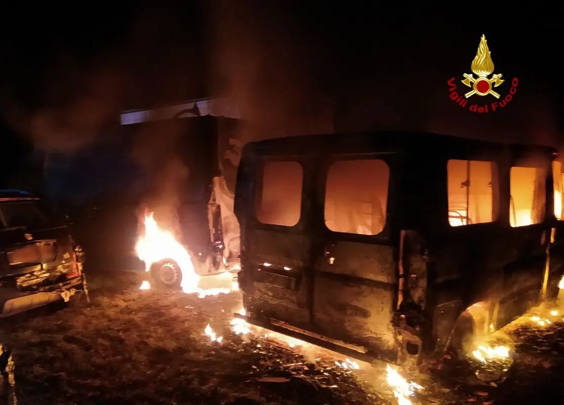 Il furgone in fiamme, attorno gli altri mezzi coinvolti