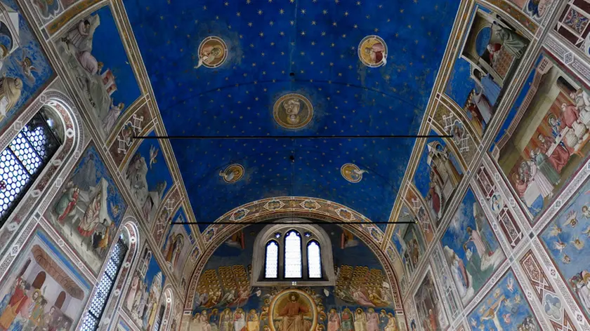 Una delle immagini del tour virtuale nella Cappella degli Scrovegni organizzato dal Comune di Padova, Haltadefinizione e il Sole 24 ORE. Ogni minimo dettaglio del grandioso ciclo pittorico, dipinto di Giotto fra il 1303 e il 1305, anche il più lontano e invisibile all? occhio del visitatore, sarà dal 17 novembre 2010 ?a portata di click? su www.ilsole24ore.com/scrovegni e www.haltadefinizione.com. ANSA / HALTADEFINIZIONE.COM +++NO SALES - EDITORIAL USE ONLY+++
