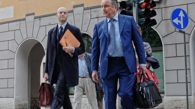 Il sindaco di Cortina Franceschi arriva in tribunale accompagnato dall'avvocato Prade