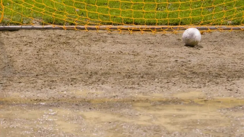 Un pallone nel fango