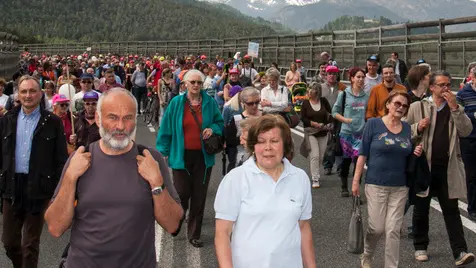 Il corteo lungo il ponte. Manifestazione contro i tagli in Cadore, con corteo lungo tutto il Ponte Cadore.