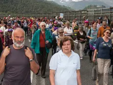 Il corteo lungo il ponte. Manifestazione contro i tagli in Cadore, con corteo lungo tutto il Ponte Cadore.