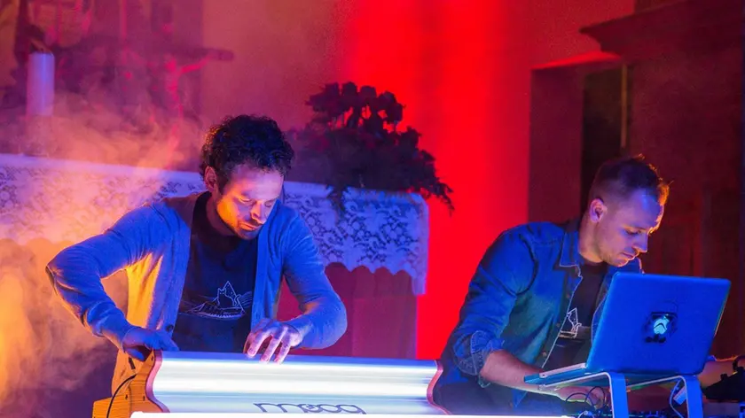 Disc jockey in azione nella "Lunga notte delle chiese"