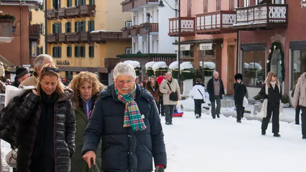 Alcuni disagi per i turisti in Corso Italia a causa del tracciato di gara. Tour de Ski, Cortina d'Ampezzo durante la partenza della gara maschile della Cortina Dobbiaco.