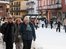 Alcuni disagi per i turisti in Corso Italia a causa del tracciato di gara. Tour de Ski, Cortina d'Ampezzo durante la partenza della gara maschile della Cortina Dobbiaco.