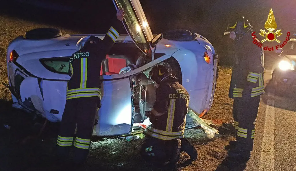 I vigili del fuoco del comando di Belluno mentre mettono in sicurezza la Fiat 500 Abarth distrutta nell'incidente ai Fant di Sospirolo. Un ragazzo di 30 anni è morto