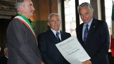 Luigi Francavilla con il sindaco di Agordo e il presidente della Camera di Commercio