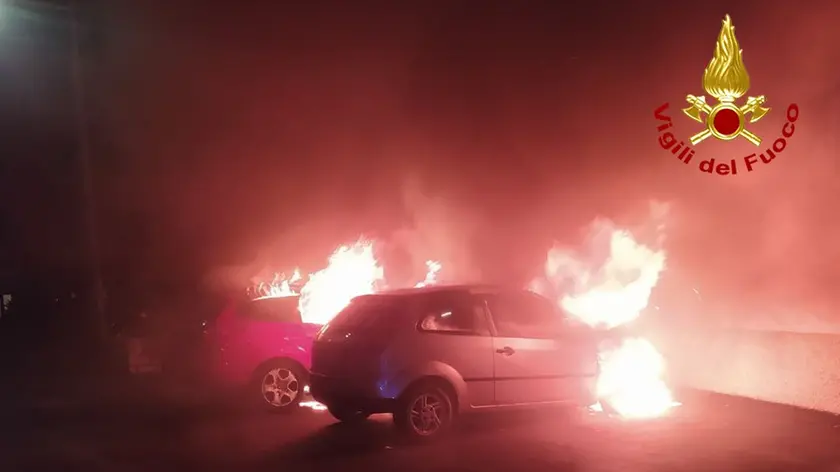 Le fiamme avvolgono le due vetture parcheggiate