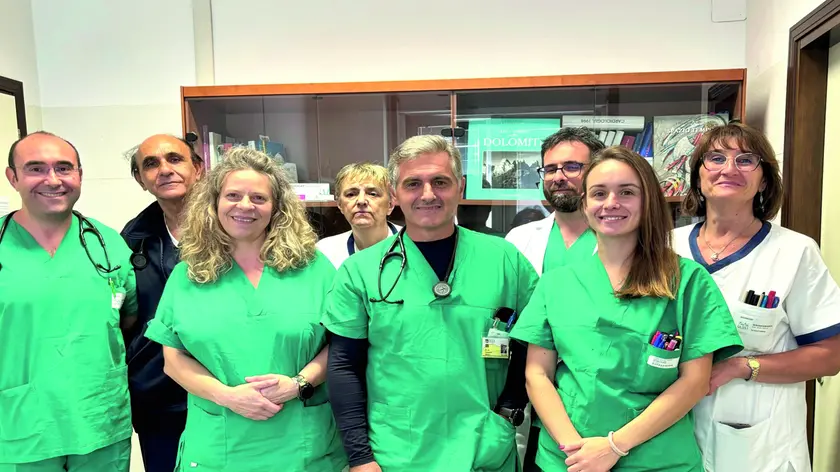 Il primario Francesco De Leo al centro con lo staff della Cardiologia
