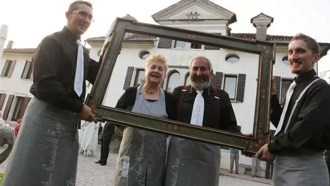 - La famiglia Viel che gestisce il ristorante Al Borgo In alto la villa che e' anche ristorante con uno scorcio del prato davanti