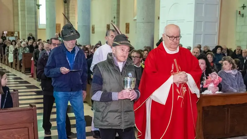 L’ingresso della copia del calice del diacono Orso portata in chiesa dall’alpino Renato Conte